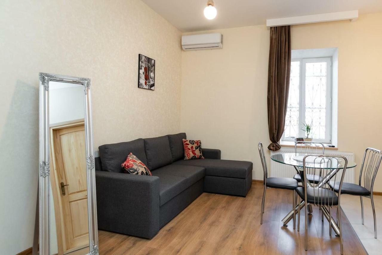 Wehost Stylish Apartment In Old Тбилиси Экстерьер фото