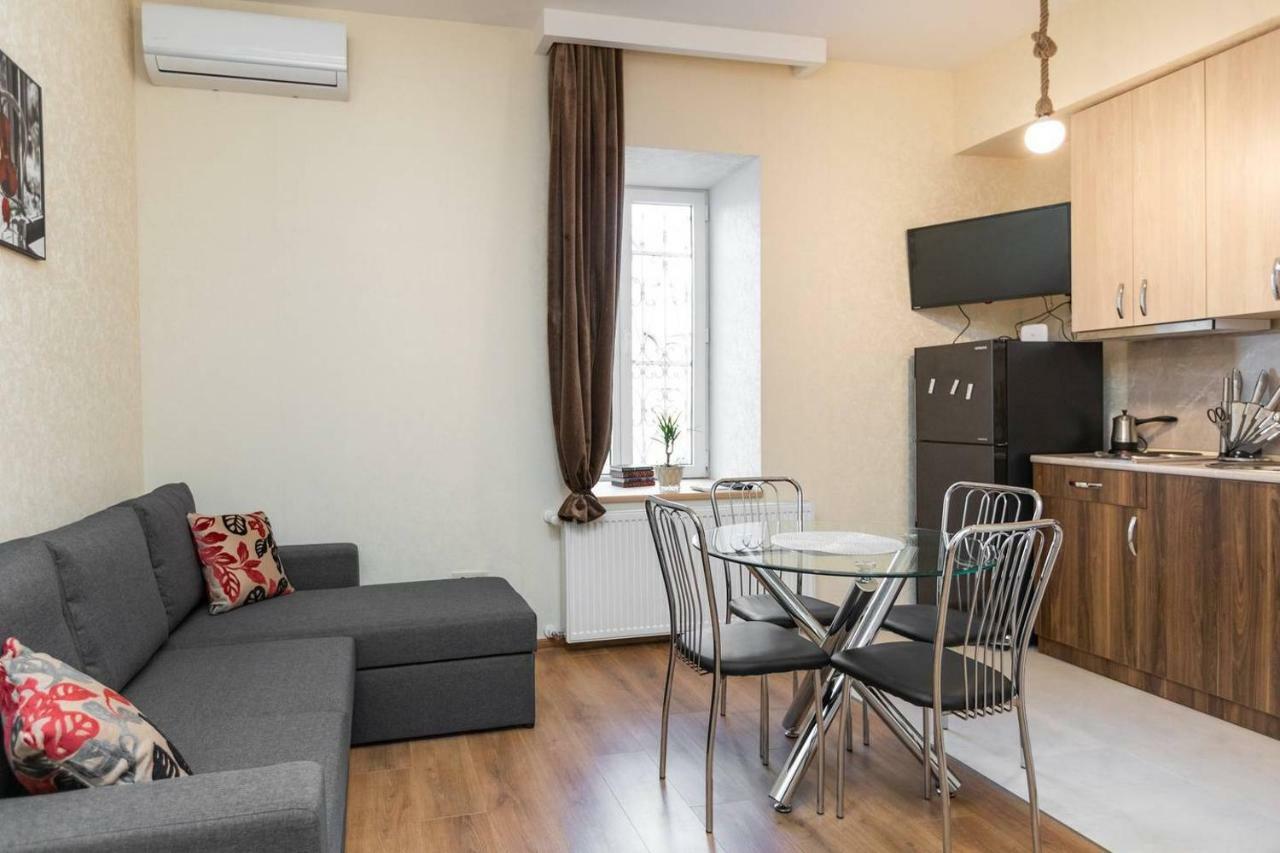 Wehost Stylish Apartment In Old Тбилиси Экстерьер фото